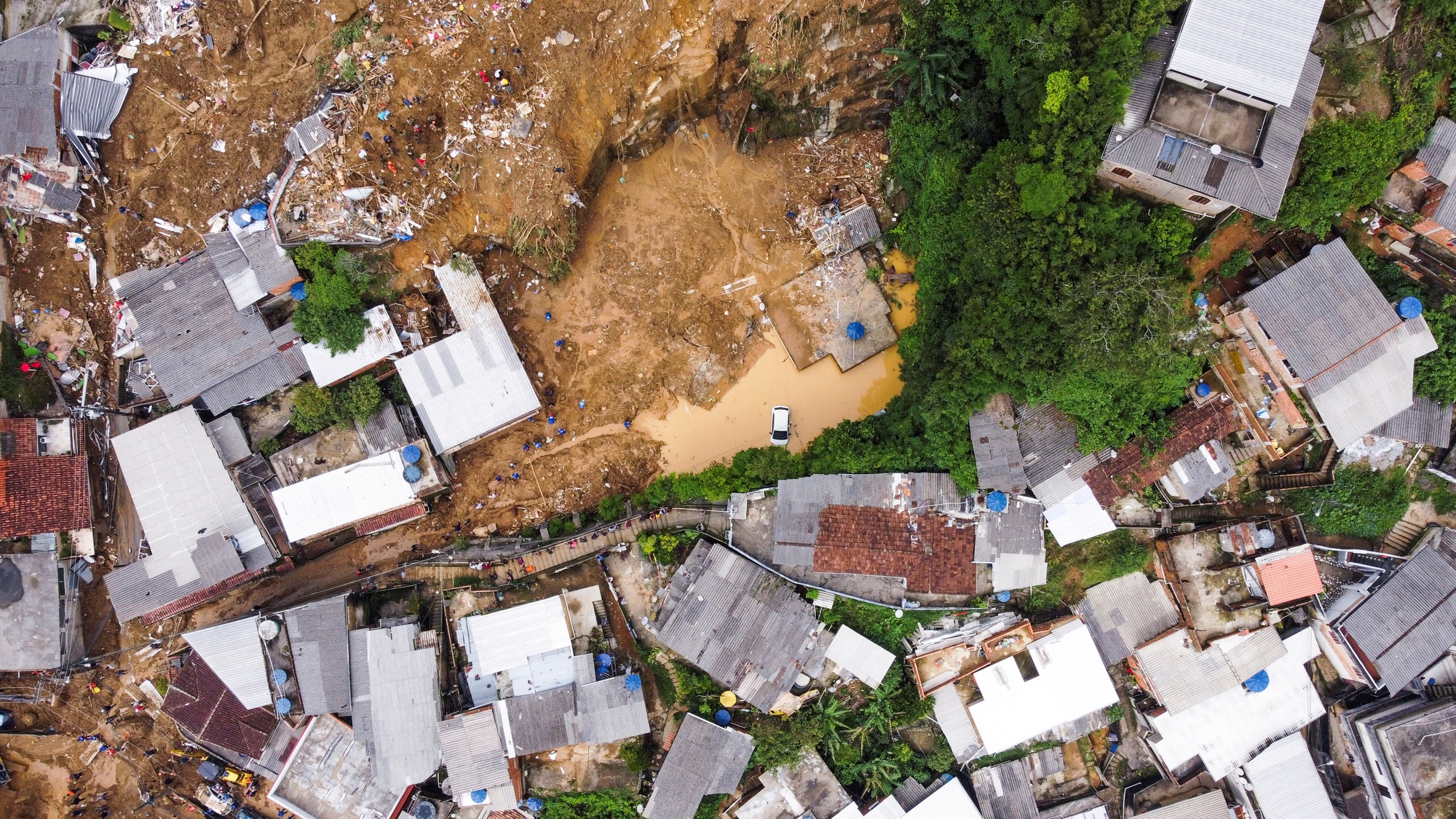 Thành phố du lịch Brazil tan hoang, hàng trăm người thương vong vì lũ quét