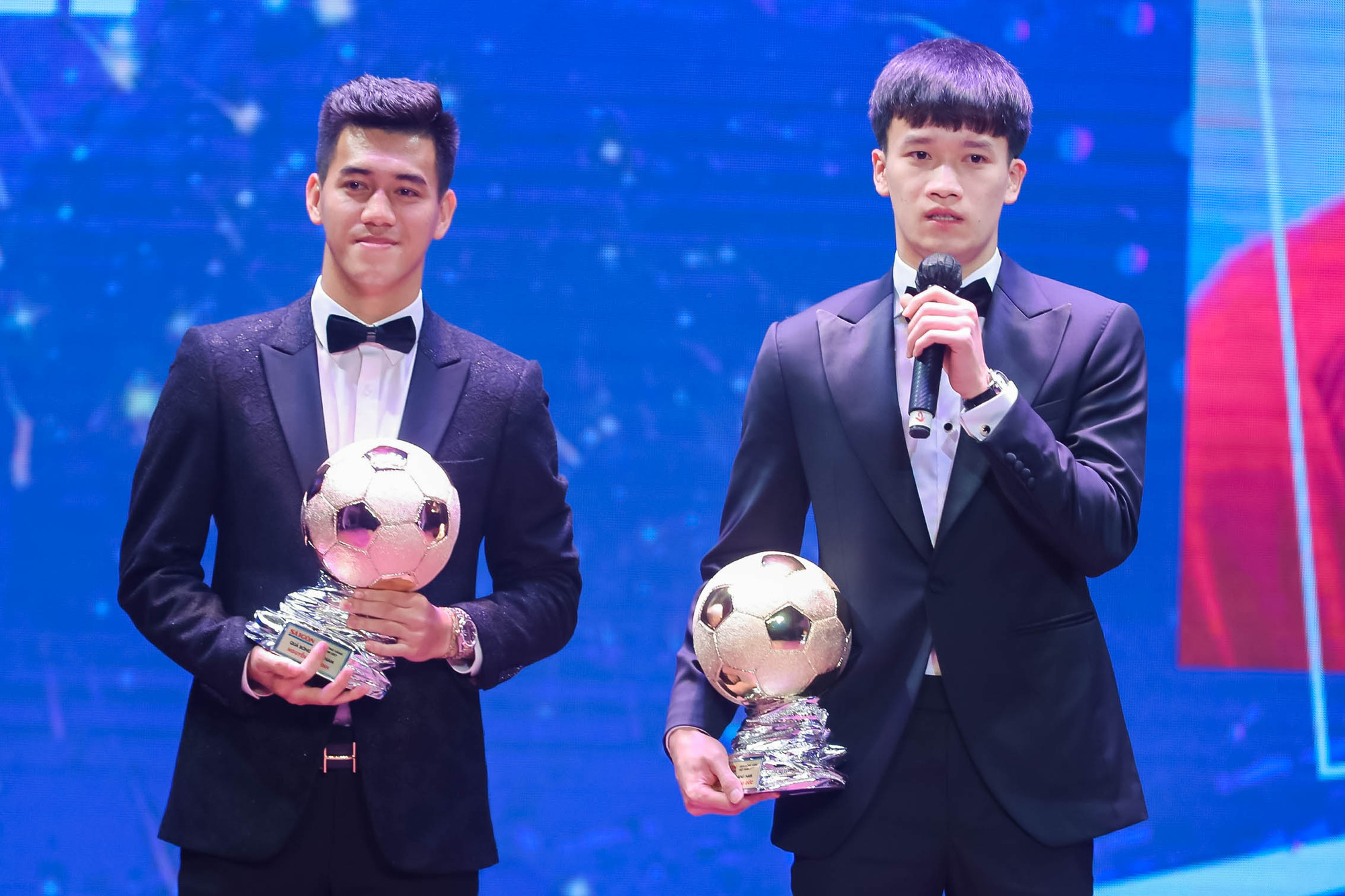Những khoảnh khắc ấn tượng tại lễ trao giải Quả b&oacute;ng v&agrave;ng Việt Nam 2021 - Ảnh 9.