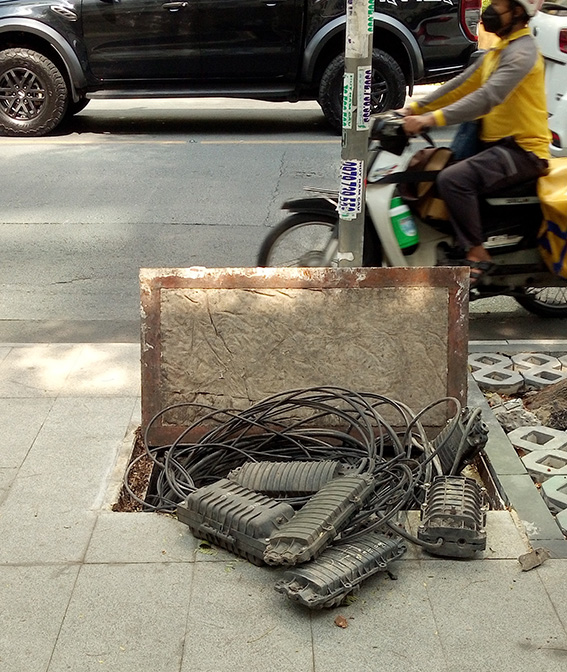Bẫy tr&ecirc;n đường - Ảnh 1.