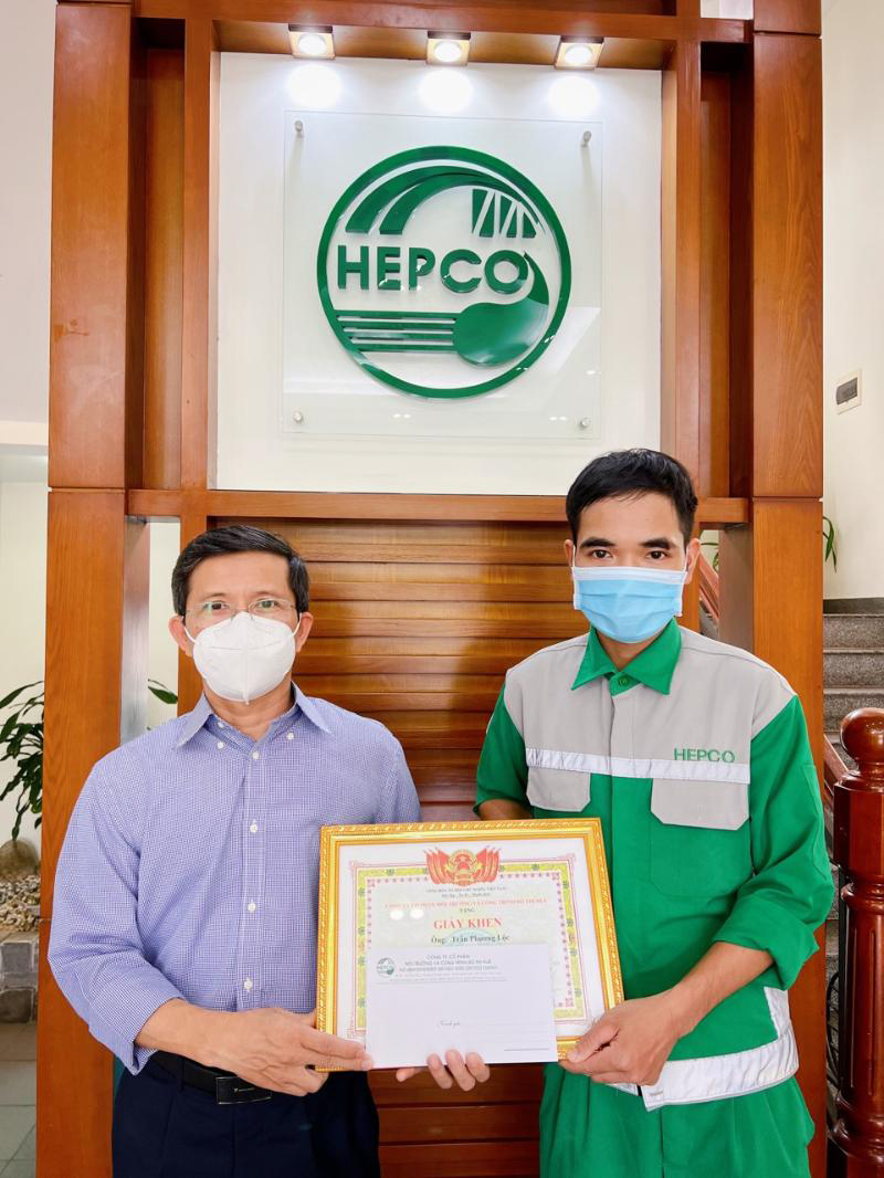 Chiếc nhẫn kim cương và hạnh phúc của người mẹ - Ảnh 1.