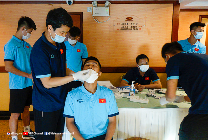NÓNG: 5 người trong đội tuyển U23 Việt Nam nghi mắc Covid-19 ở Campuchia - Ảnh 1.