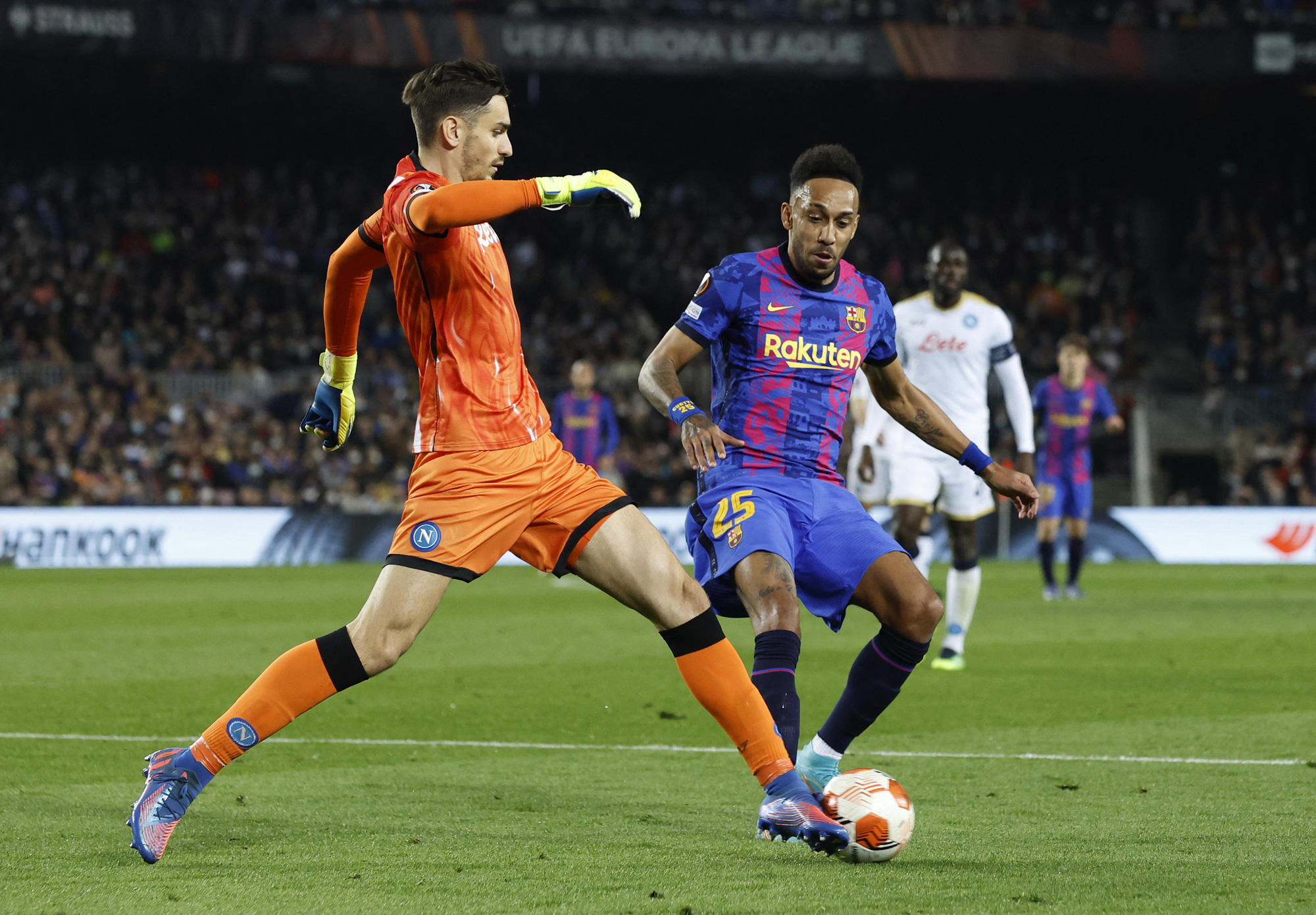 Knock-out Europa League: Barcelona hòa thót tim, Dortmund thua thảm