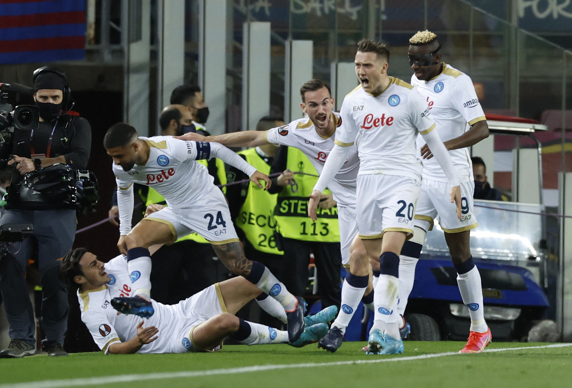 Knock-out Europa League: Barcelona h&ograve;a th&oacute;t tim, Dortmund thua thảm - Ảnh 3.
