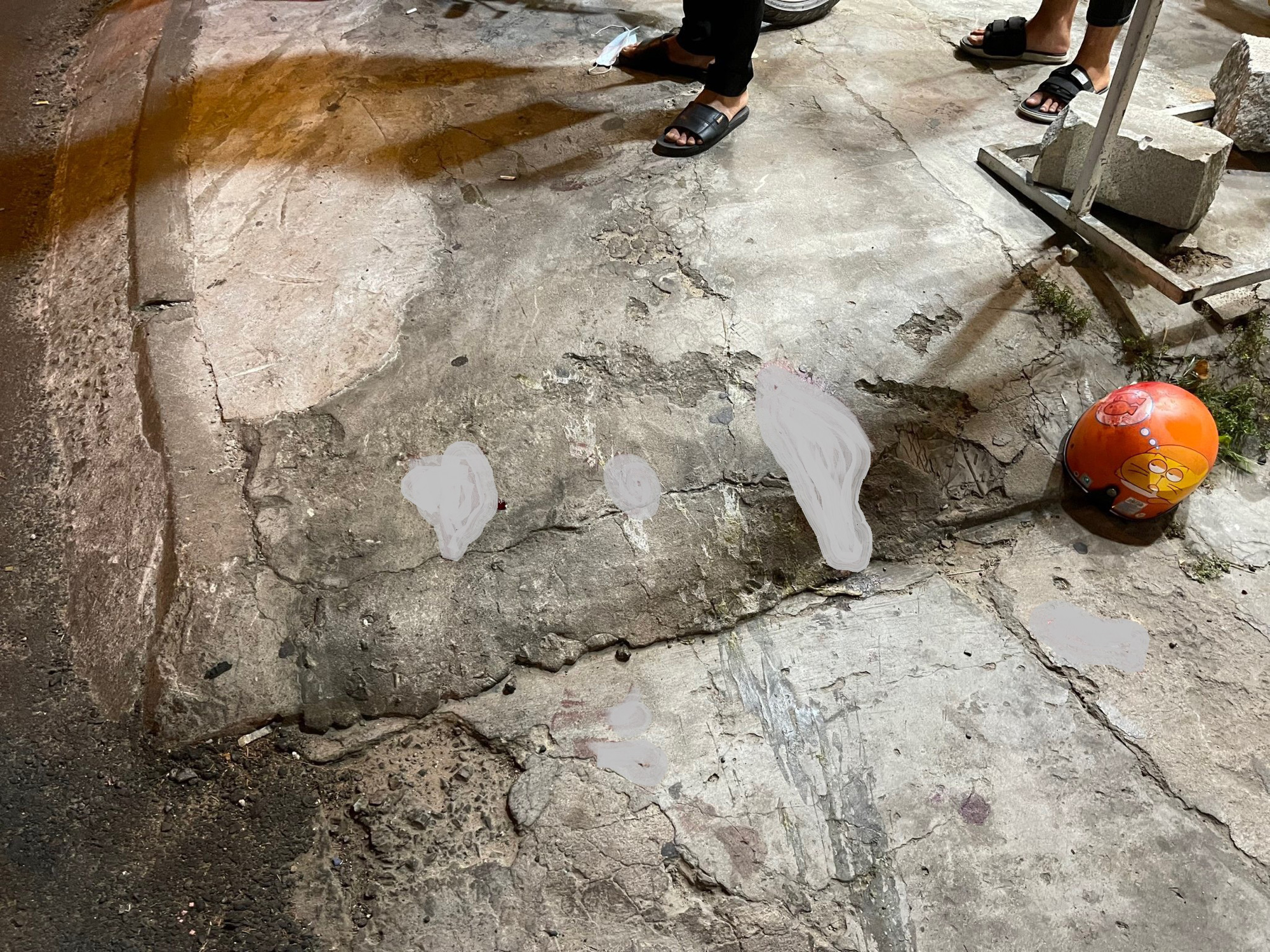 3 người đàn ông bất ngờ bị đâm gục trên đường phố