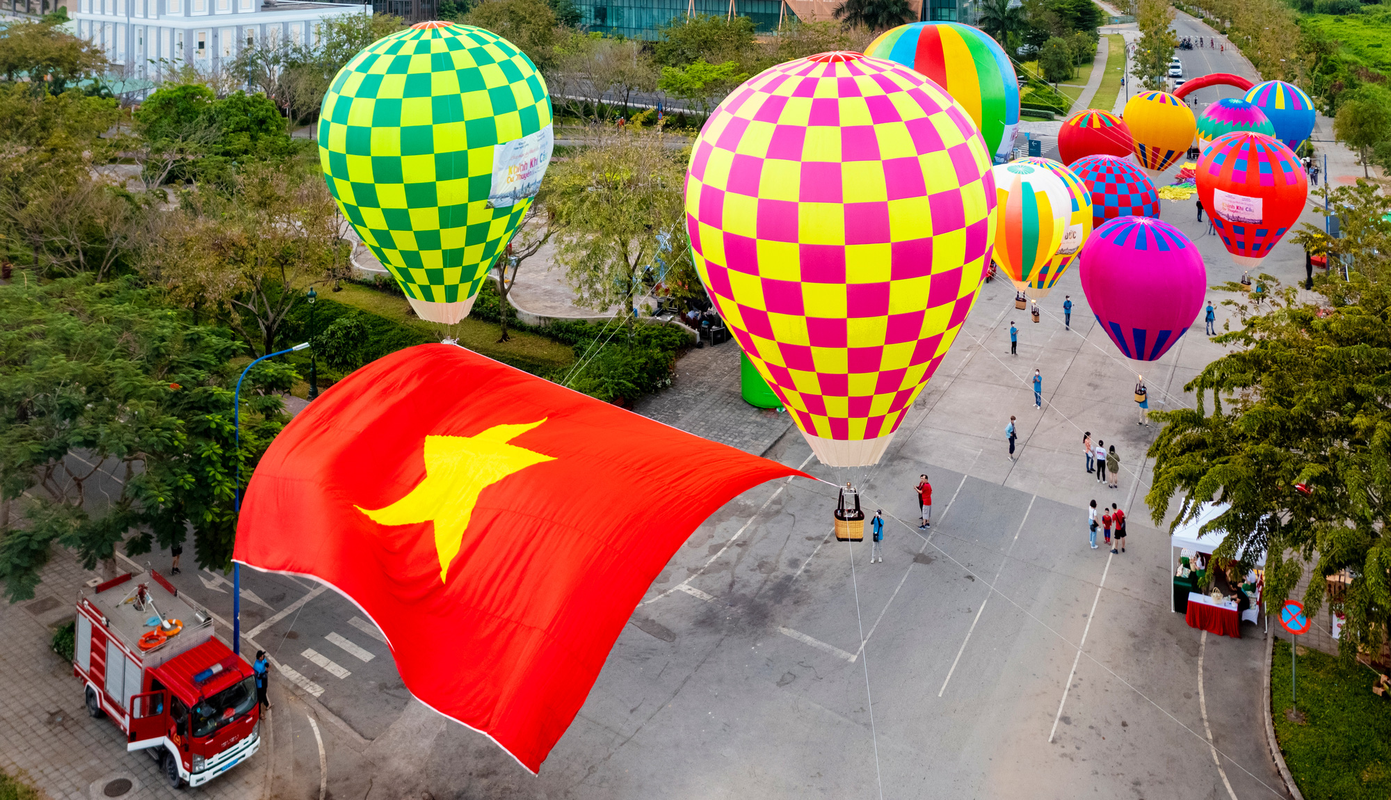 Cuộc thi ảnh” Thiêng liêng cờ Tổ quốc”: Thành phố nhìn từ trên cao