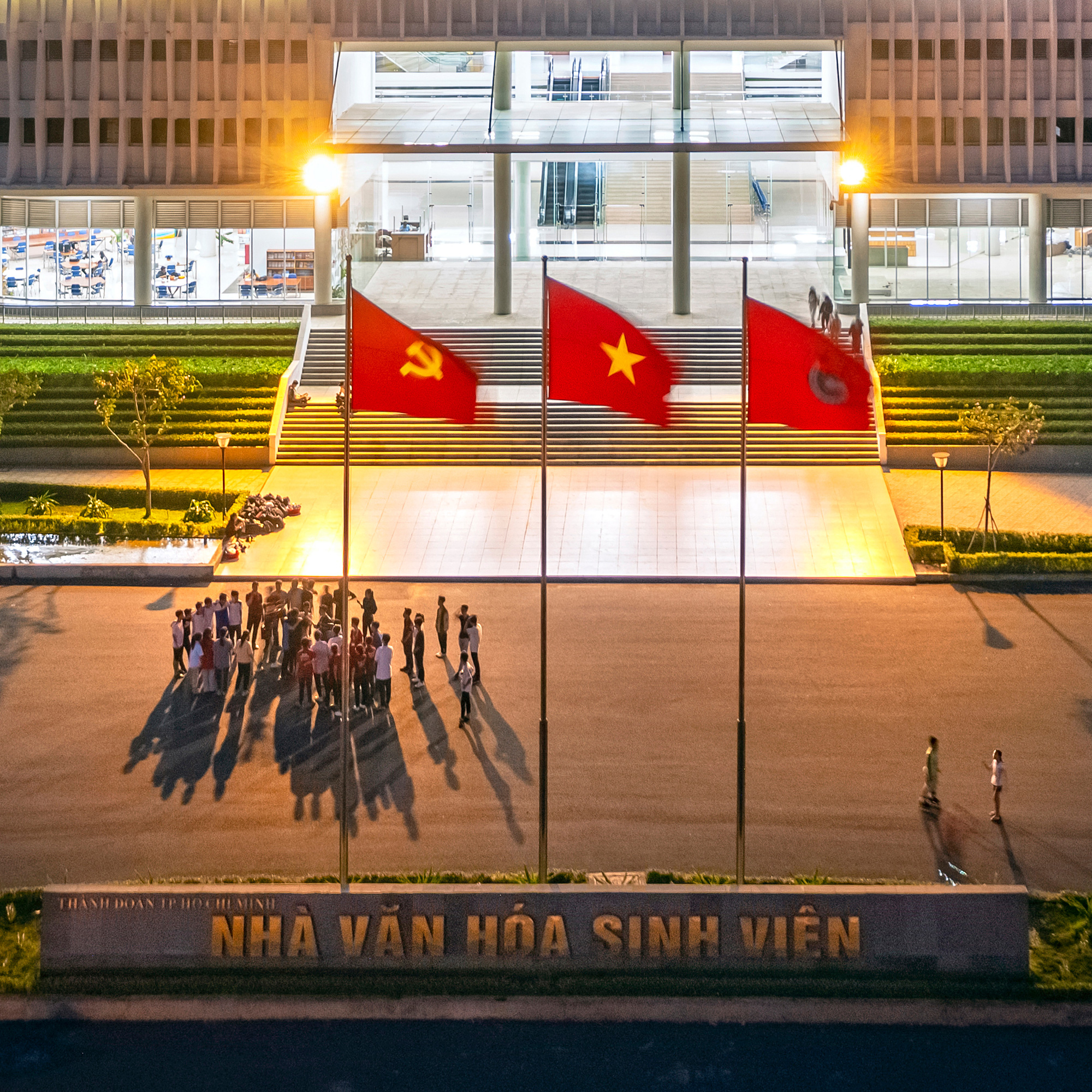 Cuộc thi ảnh” Thiêng liêng cờ Tổ quốc”: Thành phố nhìn từ trên cao - Ảnh 3.
