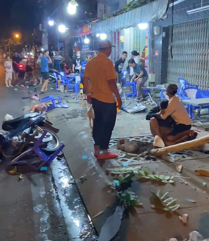 Kinh hoàng hiện trường ôtô lao vào quán nhậu vỉa hè ở quận 8 - Ảnh 3.