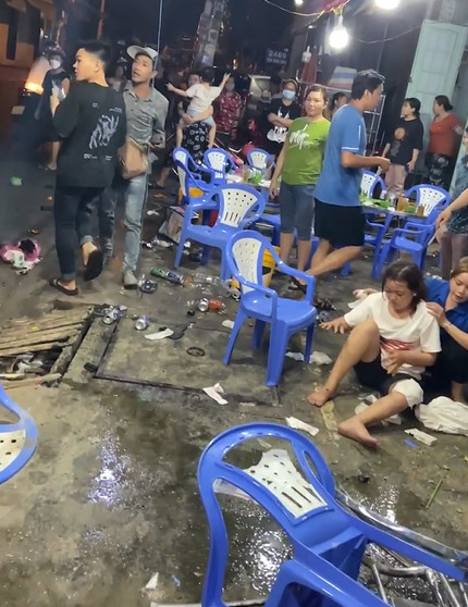 Kinh hoàng hiện trường ôtô lao vào quán nhậu vỉa hè ở quận 8 - Ảnh 4.