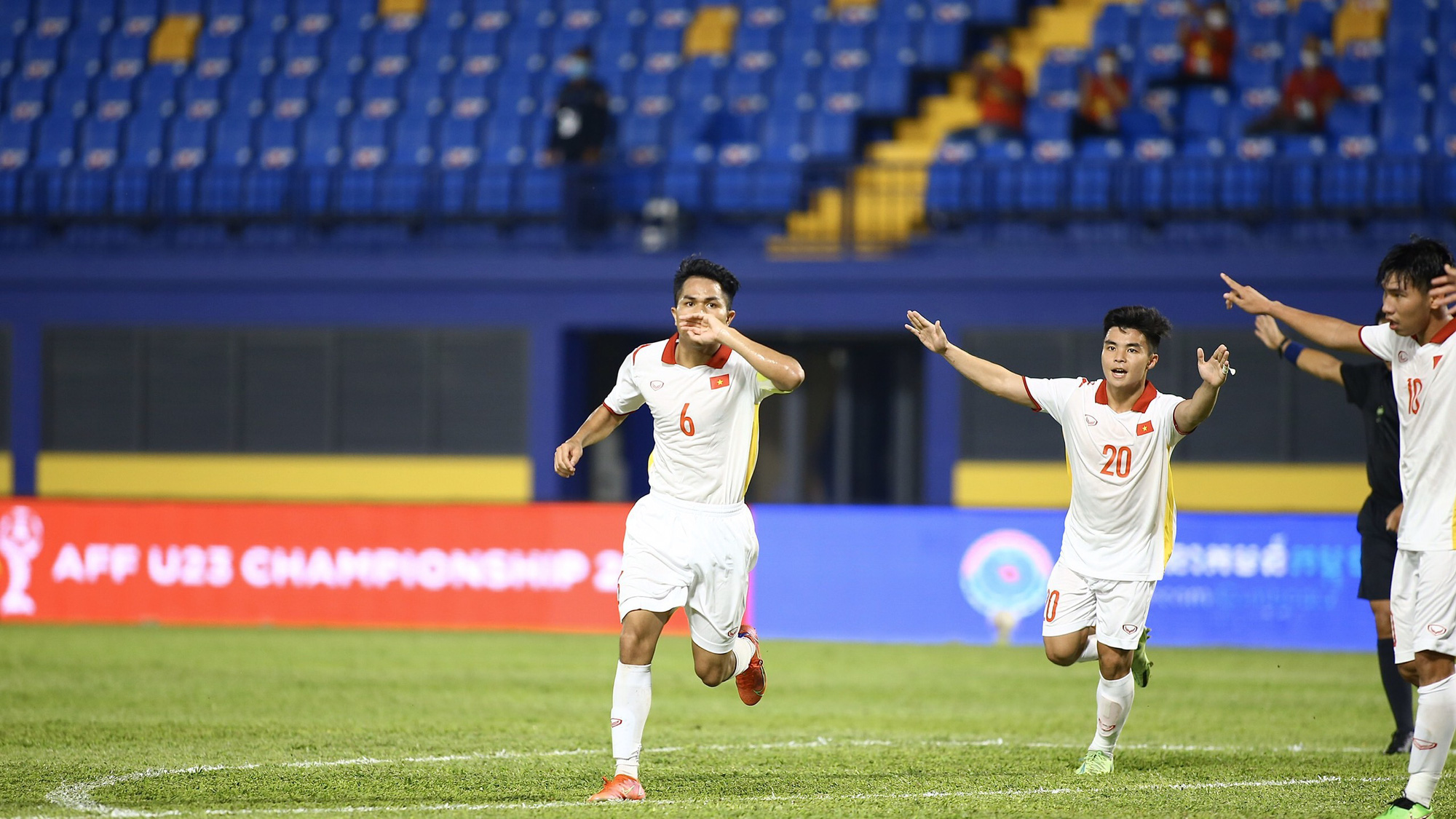 Dụng Quang Nho tỏa s&aacute;ng, U23 Việt Nam thắng đậm Singapore 7-0 - Ảnh 1.