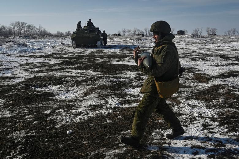 Tổng thống Putin giám sát tập trận, tổng thống Ukraine rời nước