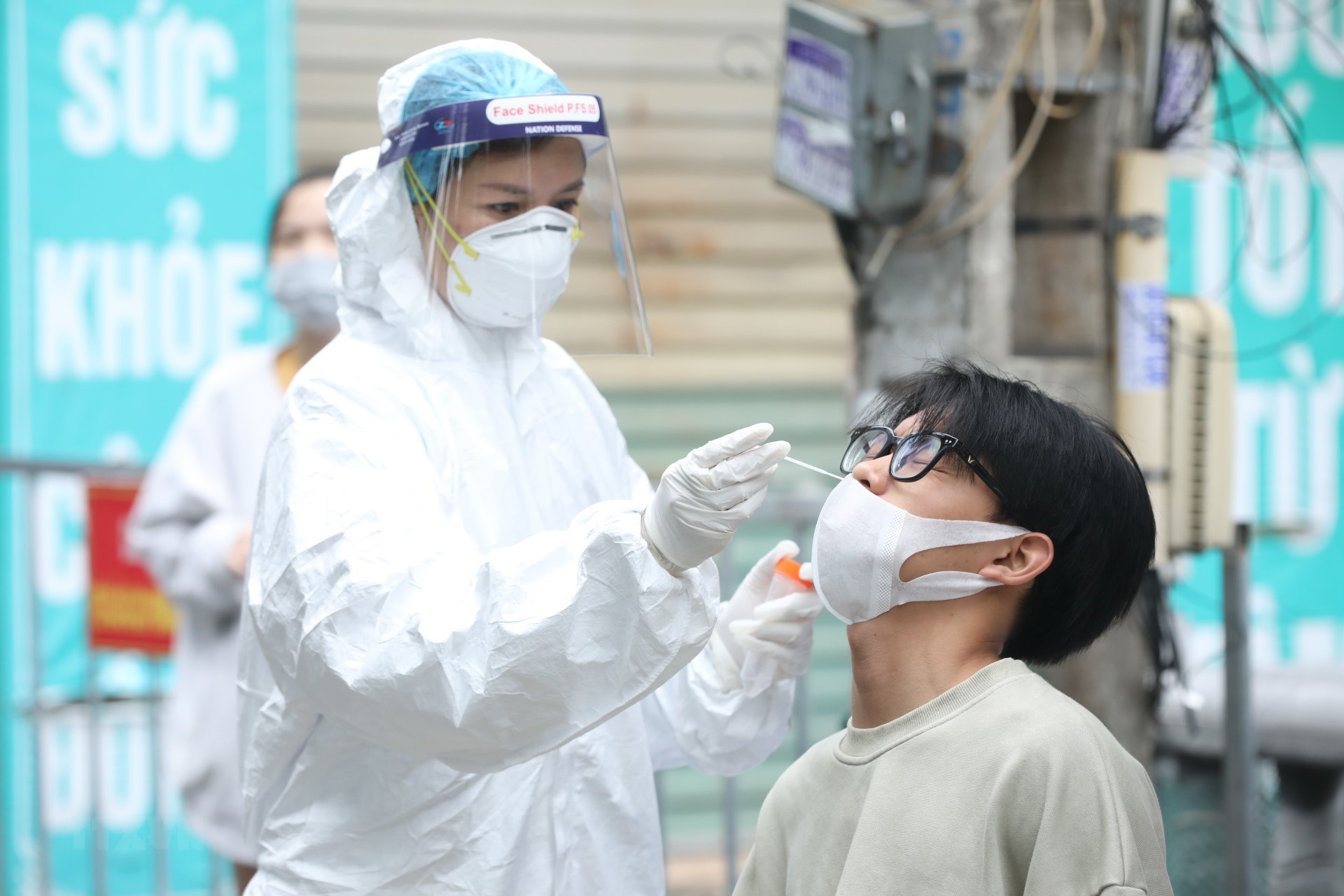 Gi&aacute; x&eacute;t nghiệm SARS-CoV-2 mới: Tối đa 78.000 đồng/x&eacute;t nghiệm - Ảnh 1.
