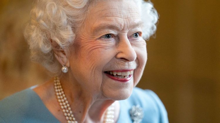 Nữ ho&agrave;ng Anh Elizabeth II mắc Covid-19 - Ảnh 1.