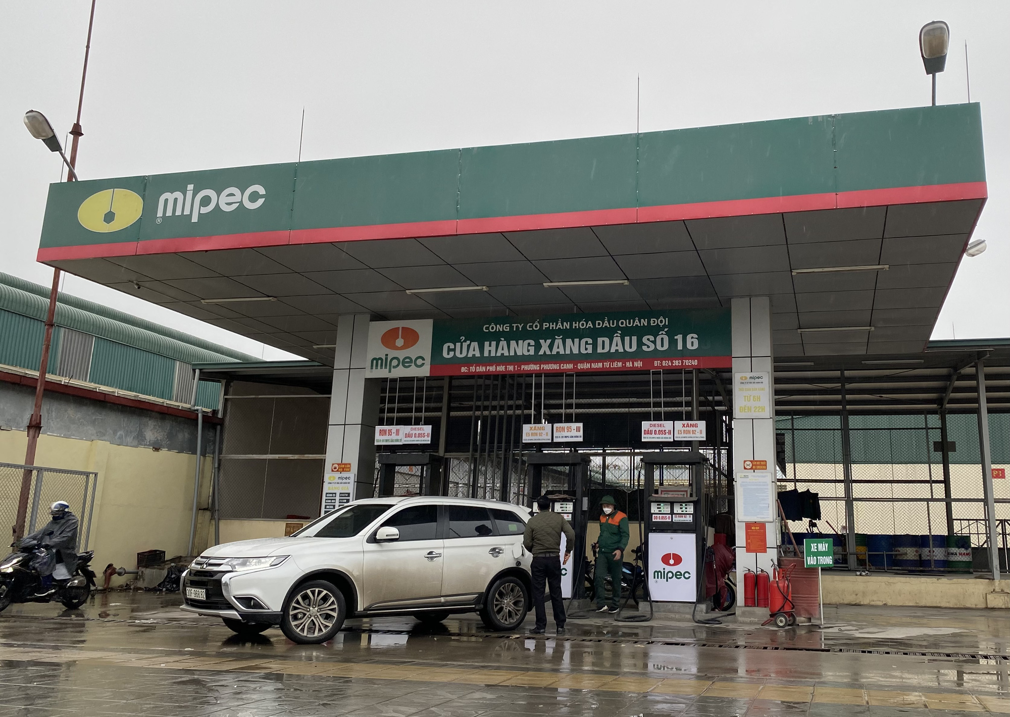 Khó kìm đà tăng giá xăng dầu
