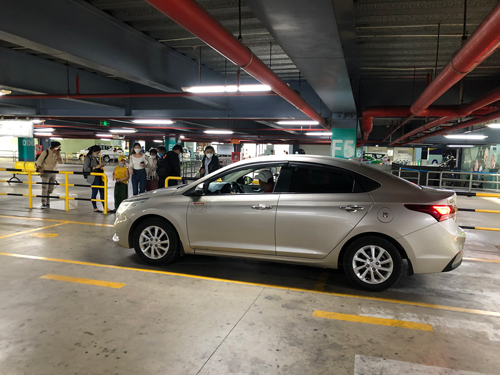 THẾ GIỚI TAXI RI&Ecirc;NG Ở S&Acirc;N BAY T&Acirc;N SƠN NHẤT (*): Kh&ocirc;ng thể m&atilde;i đ&aacute; b&oacute;ng! - Ảnh 1.