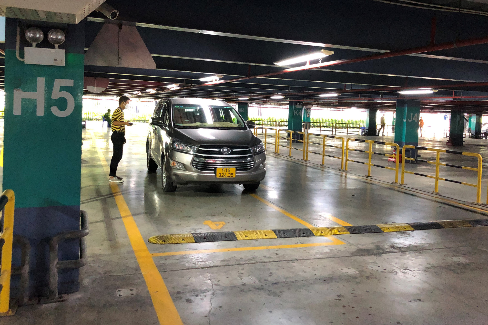 Đ&oacute;n xem kỳ 5 ph&oacute;ng sự: Thế giới taxi ri&ecirc;ng ở s&acirc;n bay T&acirc;n Sơn Nhất - Ảnh 2.
