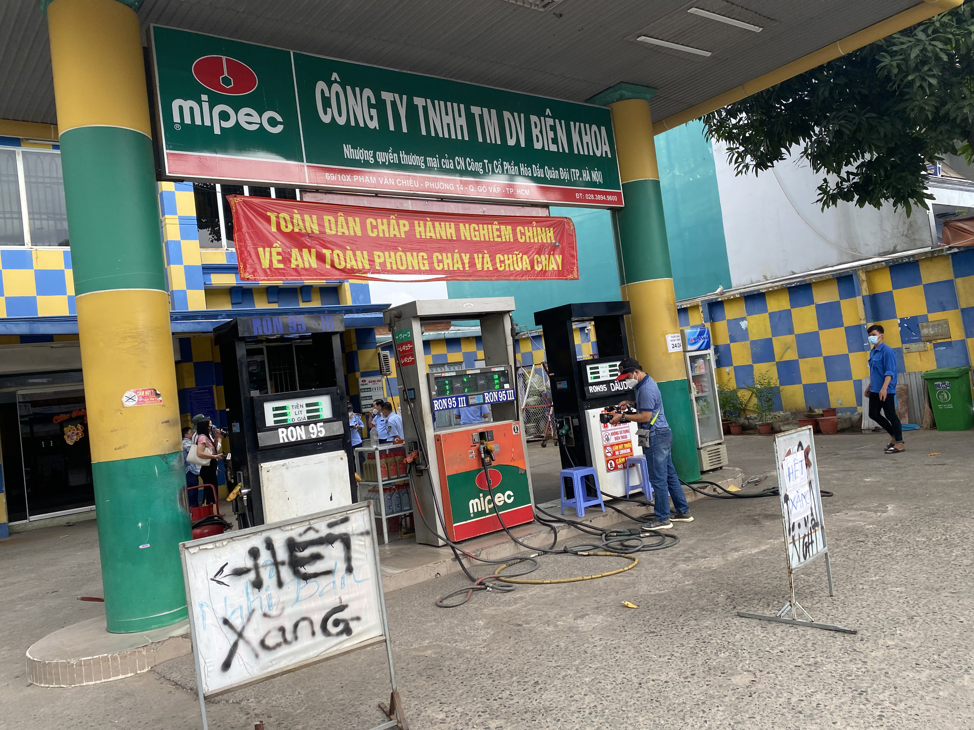 TP HCM: C&acirc;y xăng treo bảng hết xăng, b&aacute;n cầm chừng - Ảnh 1.