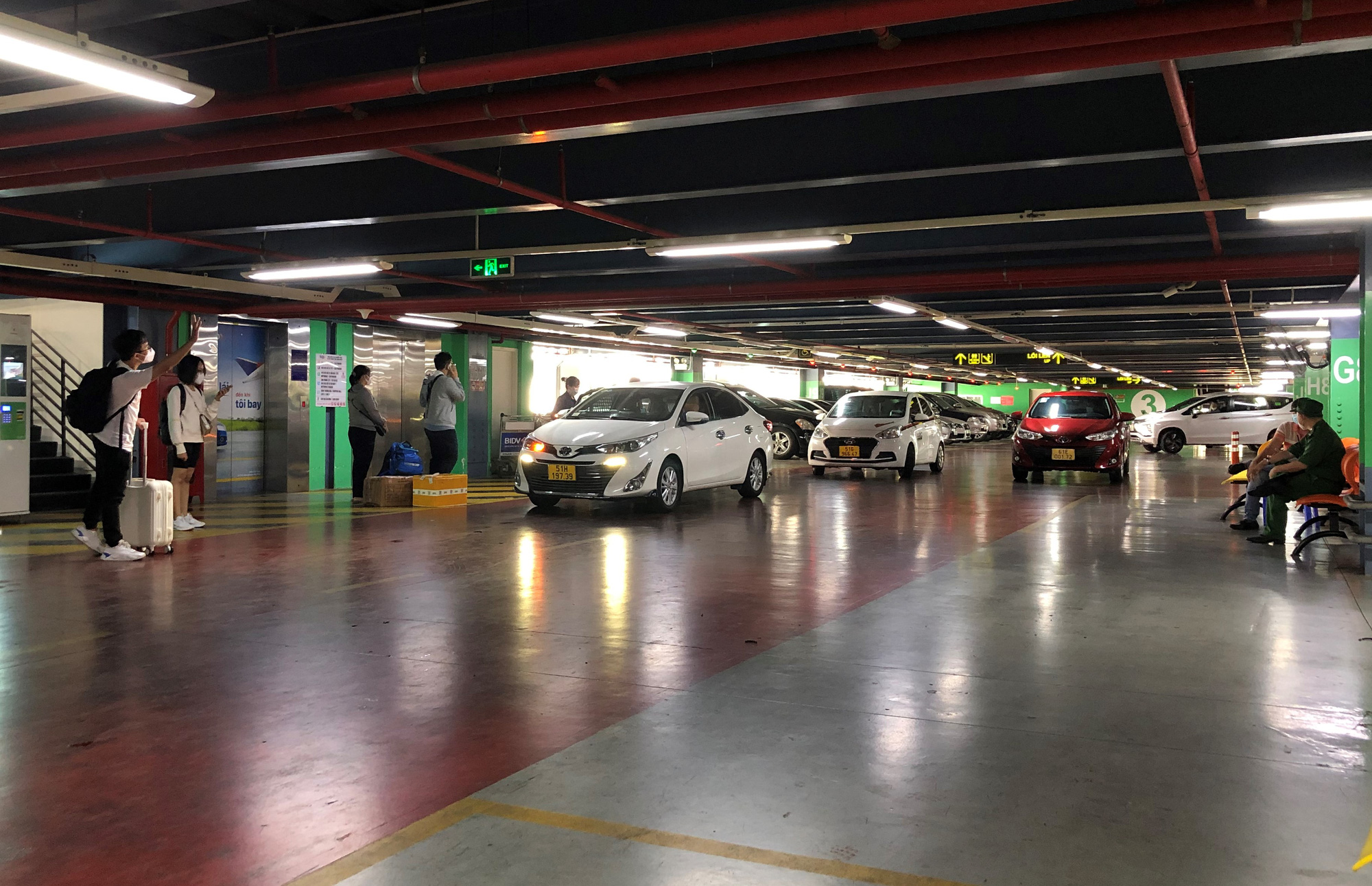 Đ&oacute;n xem kỳ 5 ph&oacute;ng sự: Thế giới taxi ri&ecirc;ng ở s&acirc;n bay T&acirc;n Sơn Nhất - Ảnh 4.