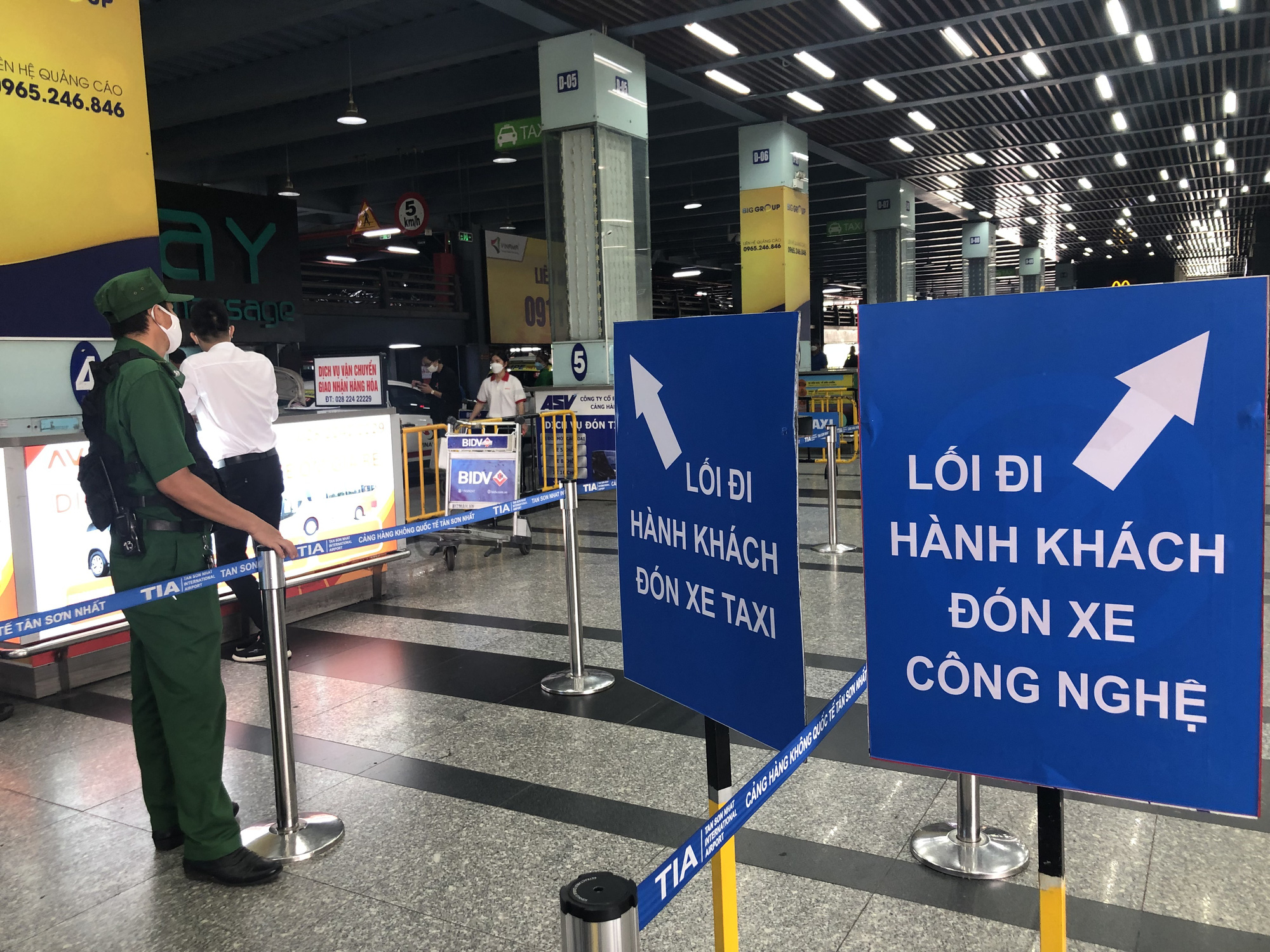 Đ&oacute;n xem kỳ 5 ph&oacute;ng sự: Thế giới taxi ri&ecirc;ng ở s&acirc;n bay T&acirc;n Sơn Nhất - Ảnh 1.