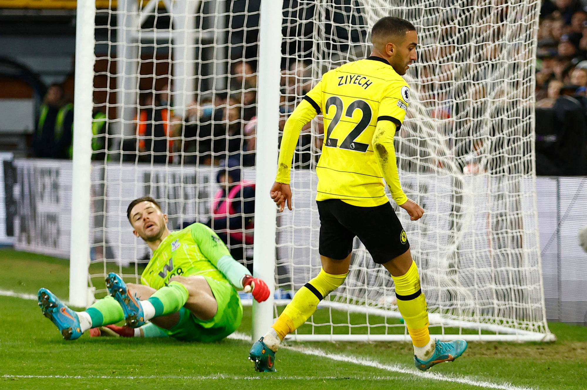 Chelsea vượt ải phút 89, Liverpool trình làng "tam tấu" mới