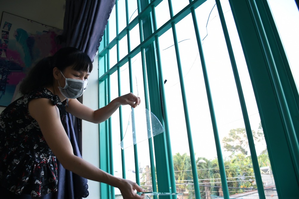 Nh&agrave; bị n&eacute;m đ&aacute; suốt 3 năm: Lời khai 2 nghi phạm - Ảnh 1.