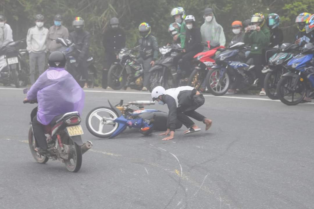 Nhiều thanh ni&ecirc;n bốc đầu xe, g&acirc;y tai nạn tại &ldquo;kh&uacute;c cua tay &aacute;o&rdquo; đỉnh đ&egrave;o Hải V&acirc;n - Ảnh 3.