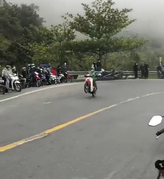 Nhiều thanh ni&ecirc;n bốc đầu xe, g&acirc;y tai nạn tại &ldquo;kh&uacute;c cua tay &aacute;o&rdquo; đỉnh đ&egrave;o Hải V&acirc;n - Ảnh 5.