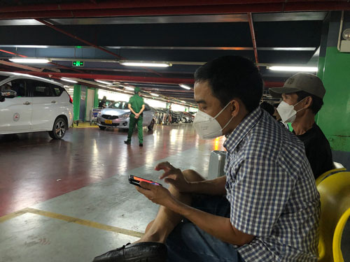 SAU LOẠT PHÓNG SỰ "THẾ GIỚI TAXI RIÊNG Ở SÂN BAY TÂN SƠN NHẤT": Còn giao dịch "chóng vánh" trong nhà xe TCP