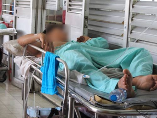 Xem điện thoại, “cậu nhỏ” cương cứng bất ngờ bị "gãy" một cách hi hữu