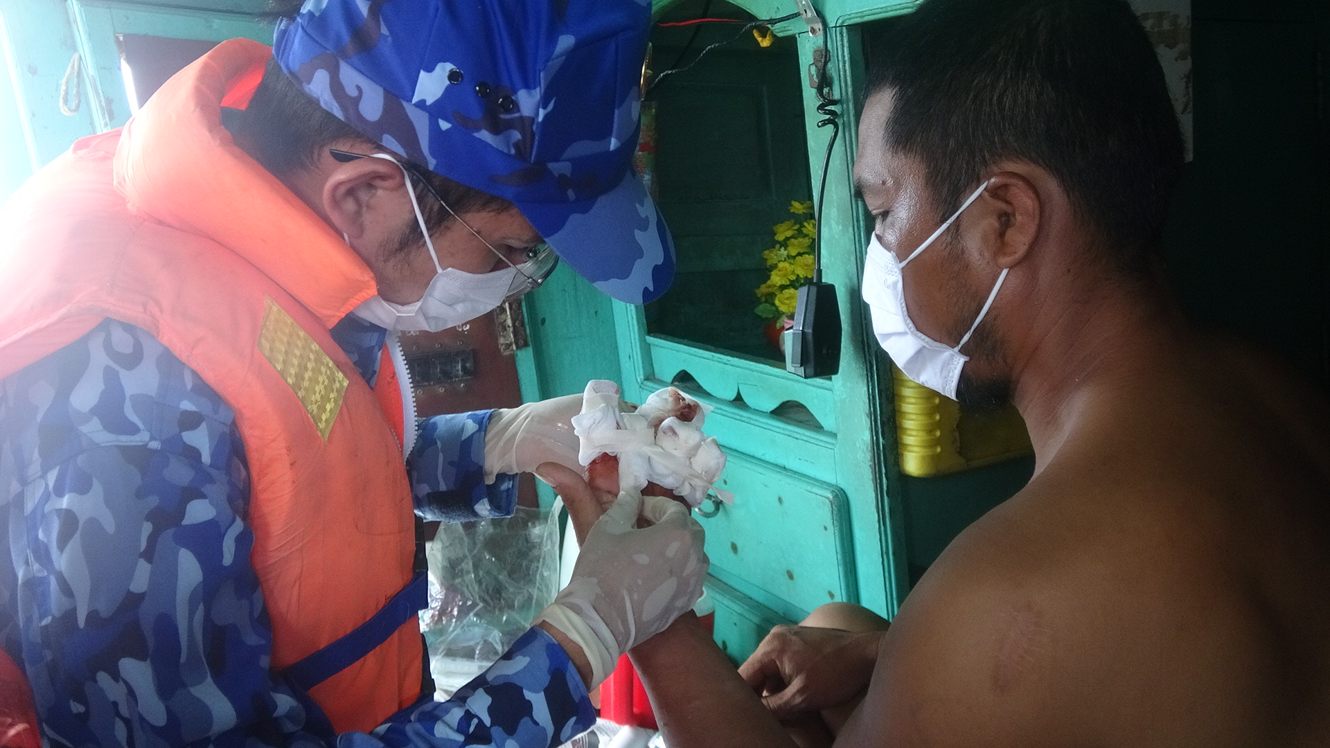 Cảnh s&aacute;t biển 4 v&agrave; cuộc gọi cứu ngư d&acirc;n tr&ecirc;n biển - Ảnh 2.