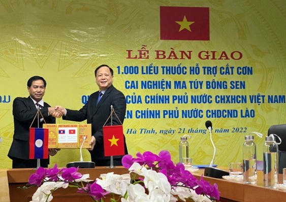 Trao tặng Lào 1.000 liều thuốc điều trị cai nghiện ma túy