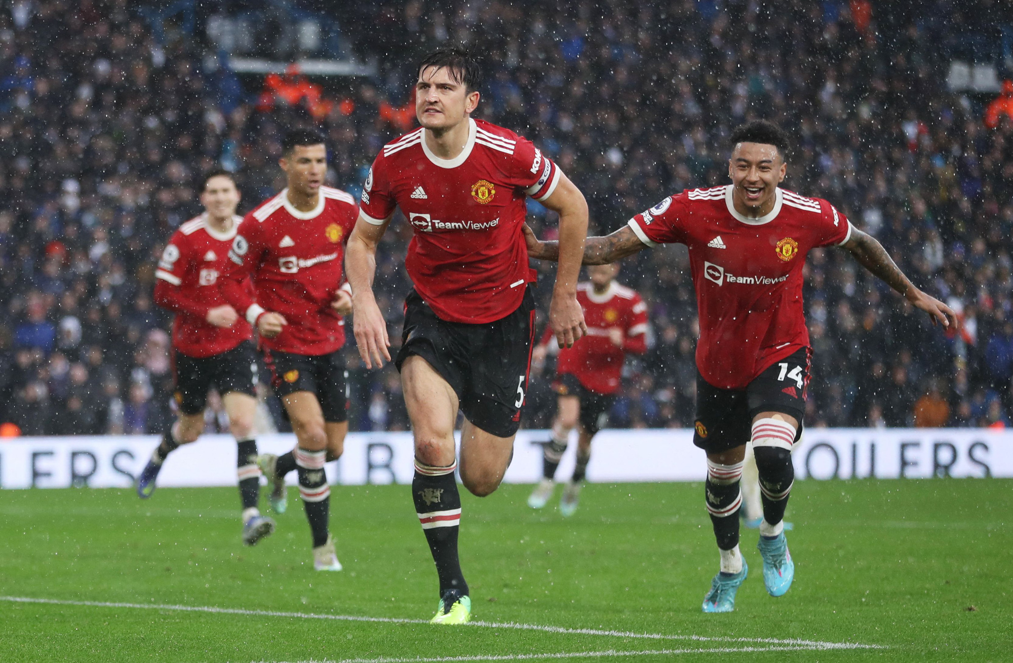 "Thủy chiến" tại Elland Road, Man United bay cao Top 4