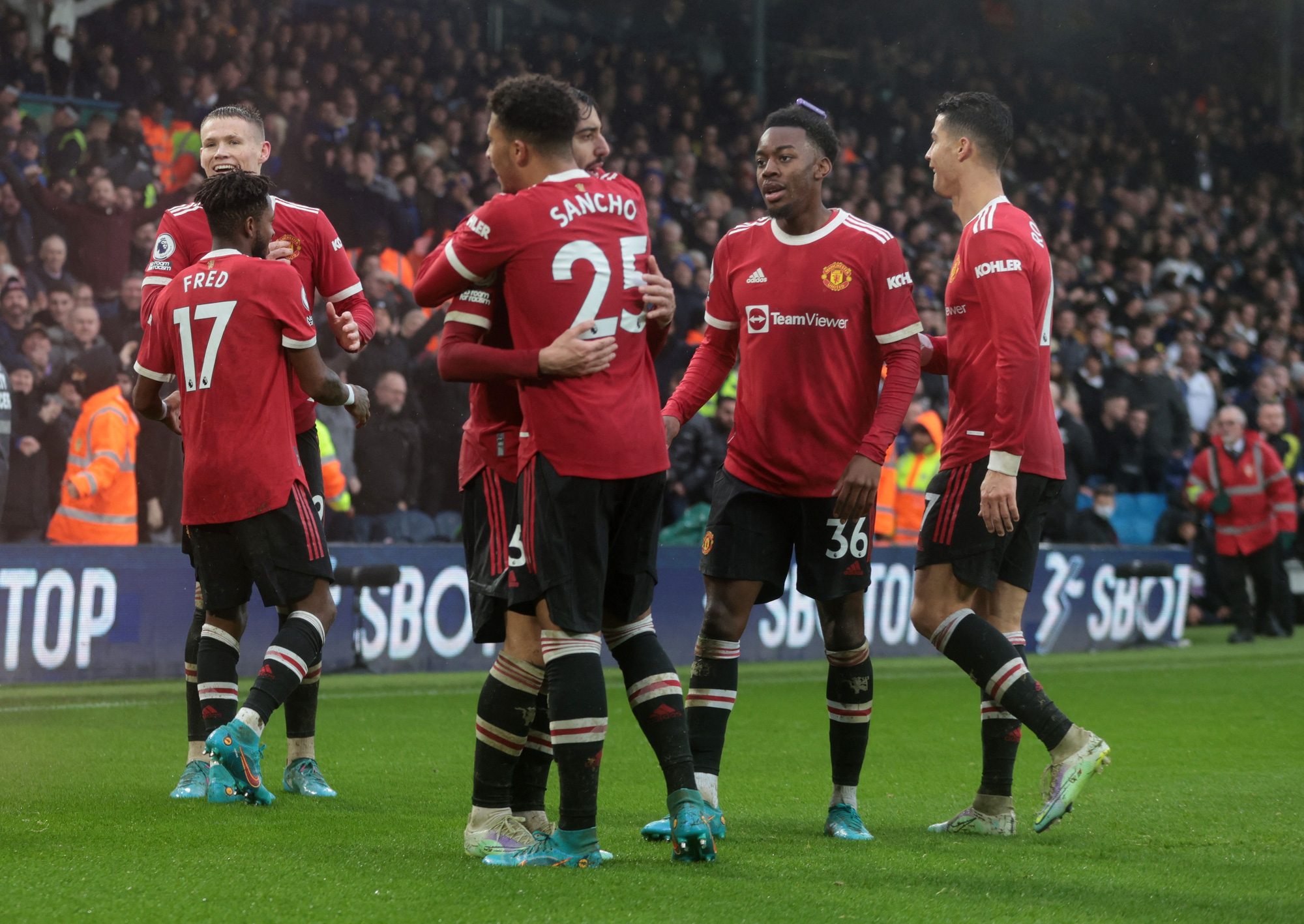 Thủy chiến tại Elland Road, Man United bay cao Top 4 - Ảnh 8.