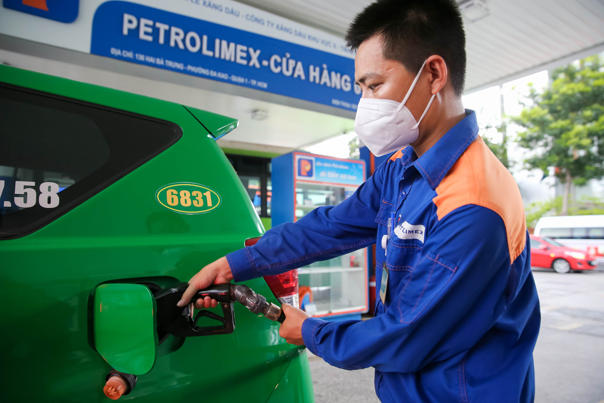 Đến lúc giảm thuế, phí để kìm giá xăng dầu?