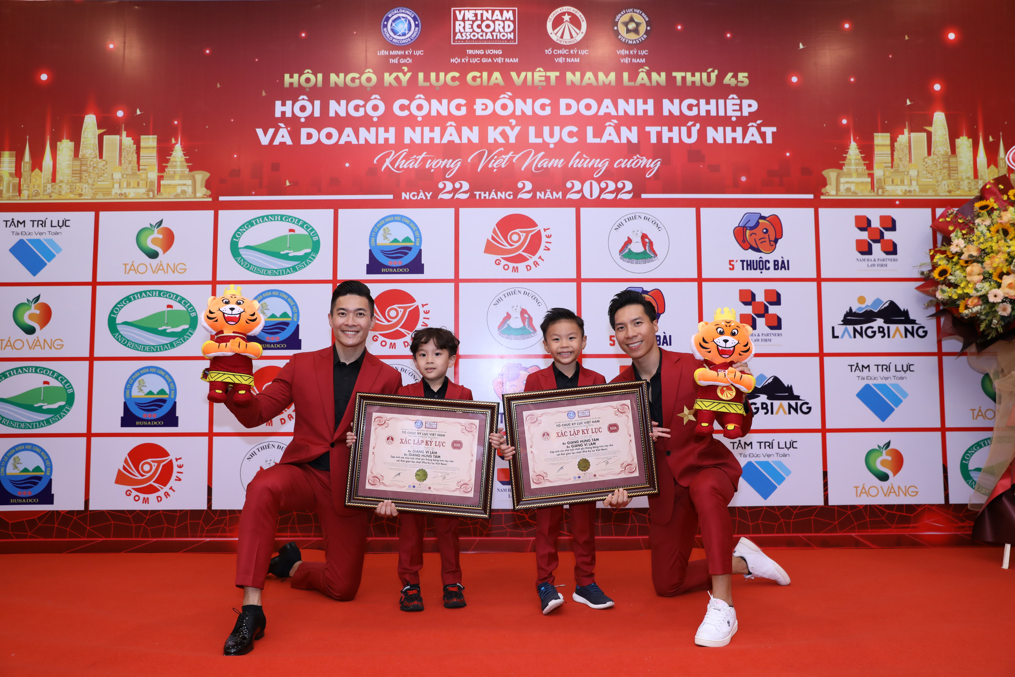 Con tiếp nối cha lập kỷ lục Guiness