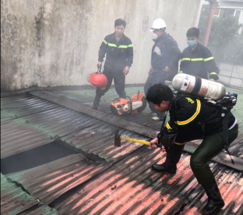 Kh&oacute;i lửa bao tr&ugrave;m qu&aacute;n b&uacute;n mẹt, nữ chủ qu&aacute;n mắc kẹt tử vong - Ảnh 2.
