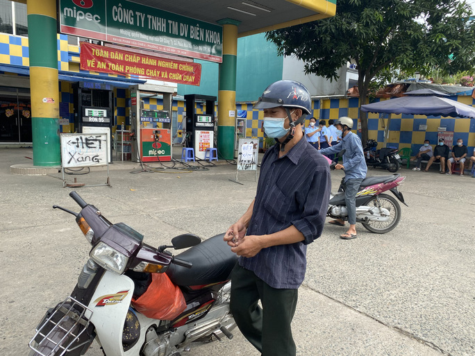 Quản l&yacute; thị trường n&ecirc;u nguy&ecirc;n nh&acirc;n h&agrave;ng loạt c&acirc;y xăng treo biển hết h&agrave;ng - Ảnh 1.