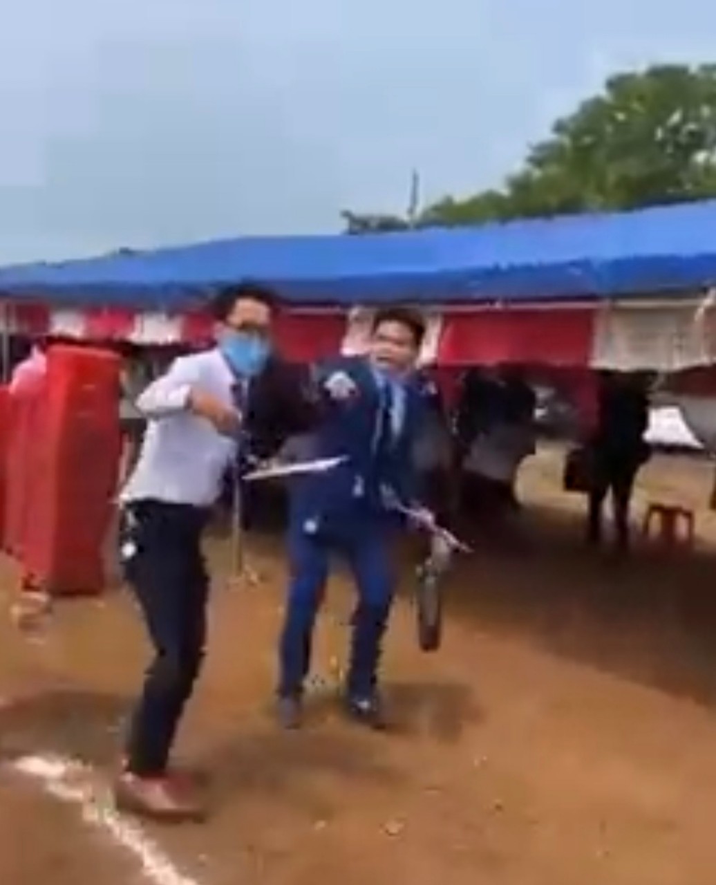 Th&ocirc;ng tin mới sau clip chạy tụt quần để được đặt cọc đất ở B&igrave;nh Phước - Ảnh 1.