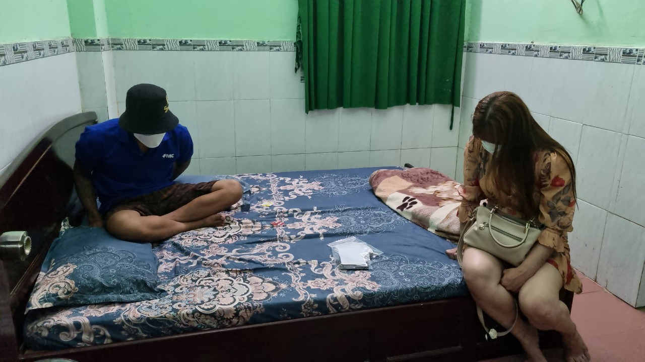 Bắt quả tang 3 cặp nam nữ đang “mây mưa” tại nhà nghỉ Liên Hương