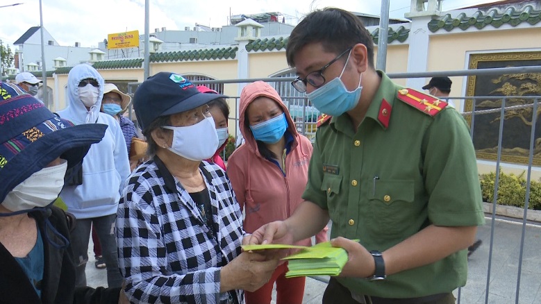 Những c&acirc;u thơ d&iacute; dỏm trong cẩm nang &ldquo;7 kh&ocirc;ng 4 n&ecirc;n&rdquo;ở Ch&acirc;u Đốc - Ảnh 4.