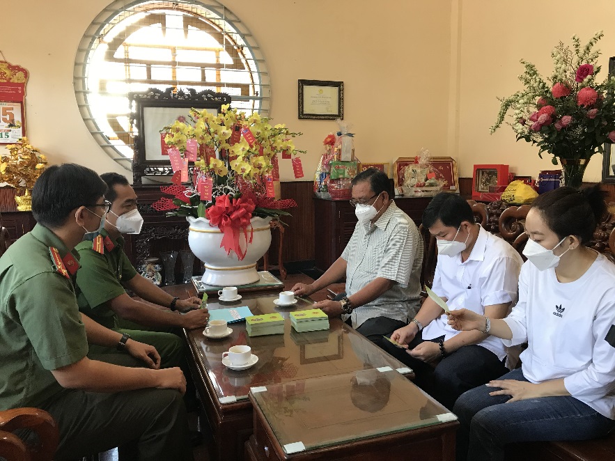 Những c&acirc;u thơ d&iacute; dỏm trong cẩm nang &ldquo;7 kh&ocirc;ng 4 n&ecirc;n&rdquo;ở Ch&acirc;u Đốc - Ảnh 5.