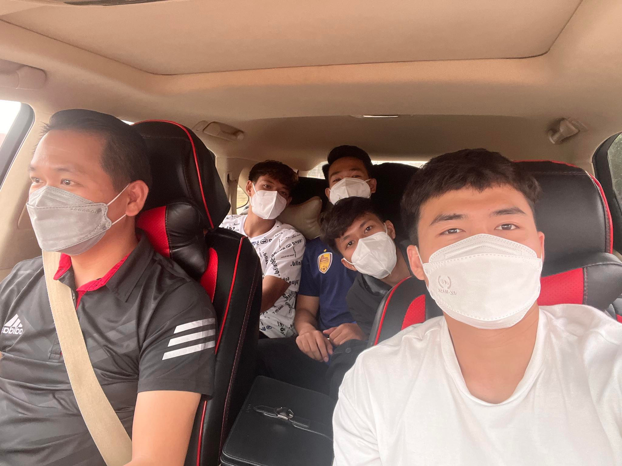 4 cầu thủ tăng cường U23 Việt Nam di chuyển đường bộ, cấp tốc có mặt ở Phnom Penh