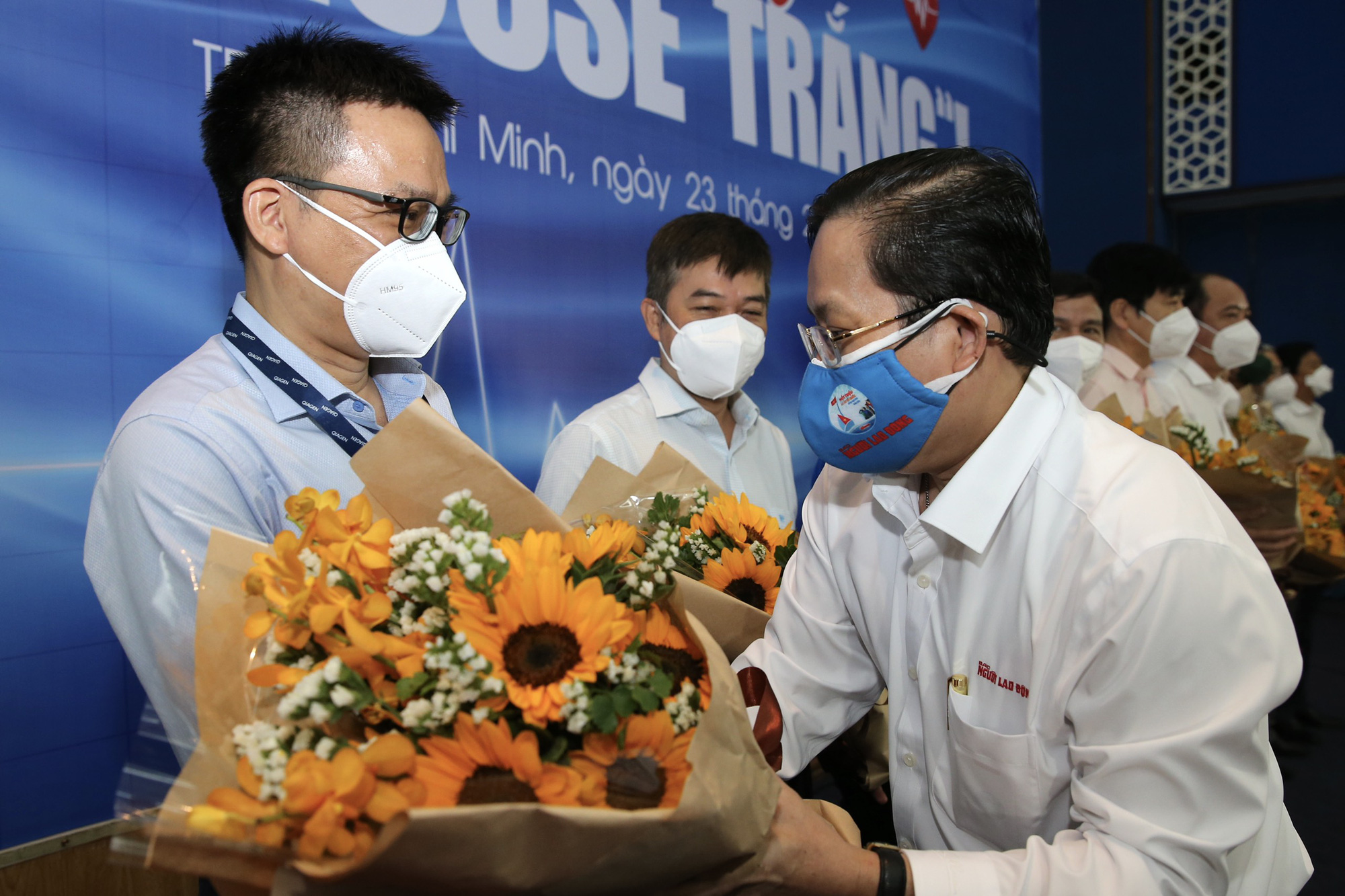 B&agrave;n tr&ograve;n v&agrave; giao lưu Cảm ơn blouse trắng! - Ảnh 7.