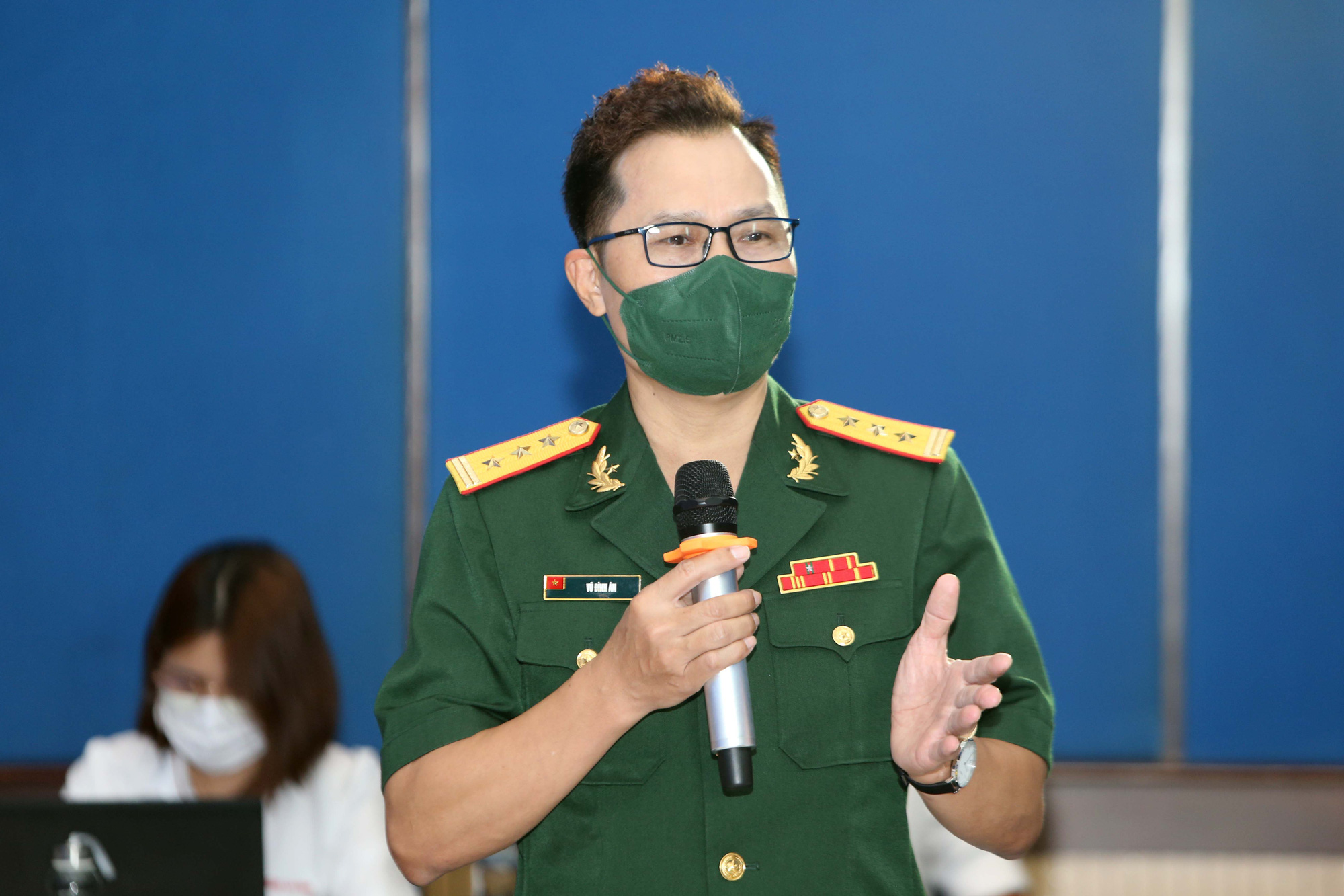 89-Thượng-tá---BSCKII-VŨ-ĐÌNH-ÂN,-Phó-Giám-đốc-Trung-tâm-Điều-trị-Covid-19,-Bệnh-viện-Quân-y-175-trao-đổi-bàn-tròn---ảnh-Hoàng-Triều_1