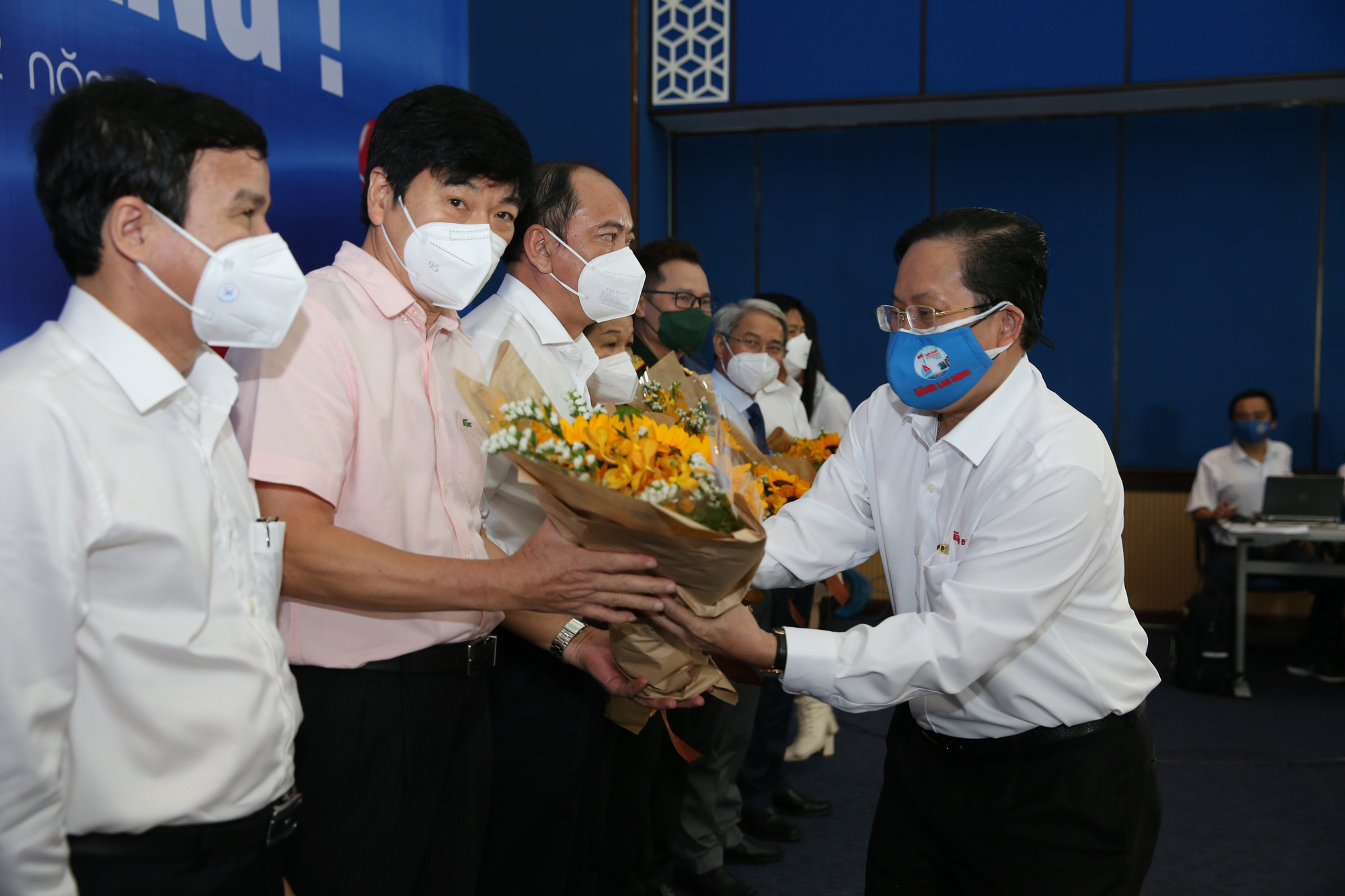 B&agrave;n tr&ograve;n v&agrave; giao lưu Cảm ơn blouse trắng! - Ảnh 6.