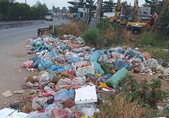 Những bãi rác "khủng" ven Quốc lộ 1