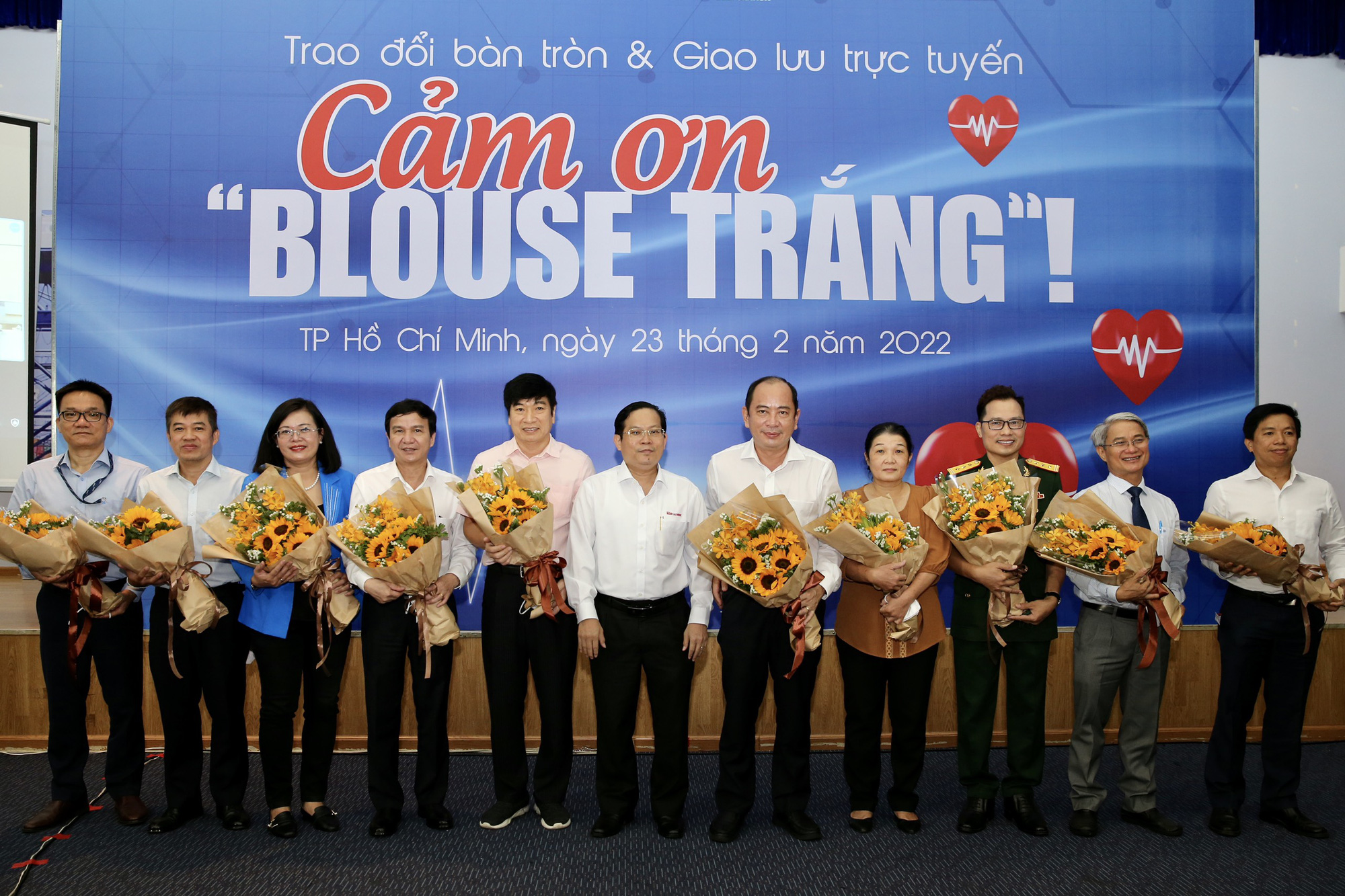 B&agrave;n tr&ograve;n v&agrave; giao lưu Cảm ơn blouse trắng! - Ảnh 2.