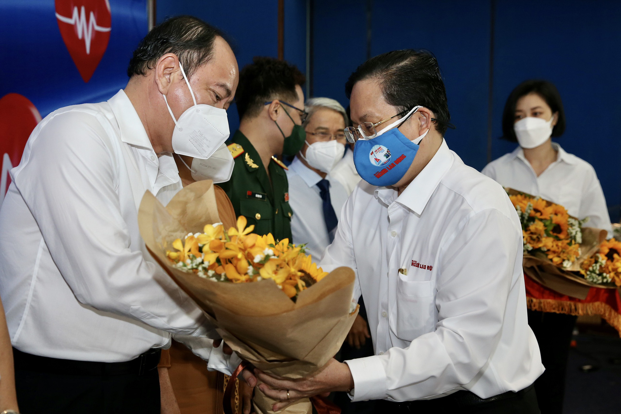 B&agrave;n tr&ograve;n v&agrave; giao lưu Cảm ơn blouse trắng! - Ảnh 5.