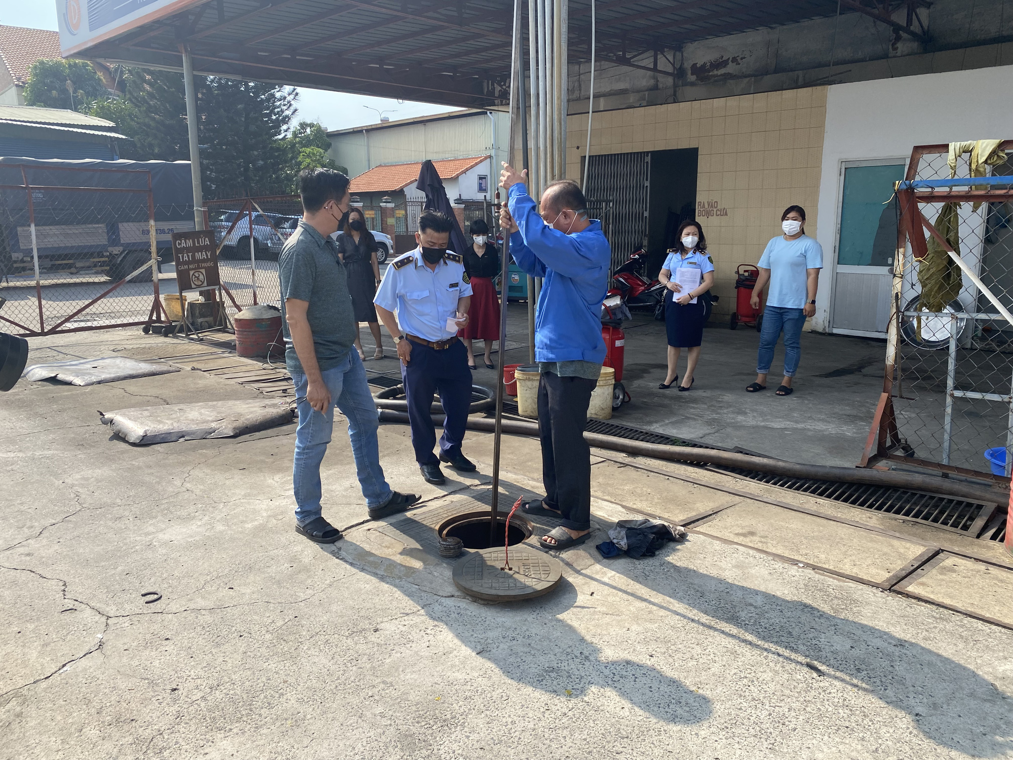 TP HCM: Ph&aacute;t hiện 5 c&acirc;y xăng c&oacute; t&igrave;nh trạng đứt qu&atilde;ng b&aacute;n h&agrave;ng - Ảnh 2.