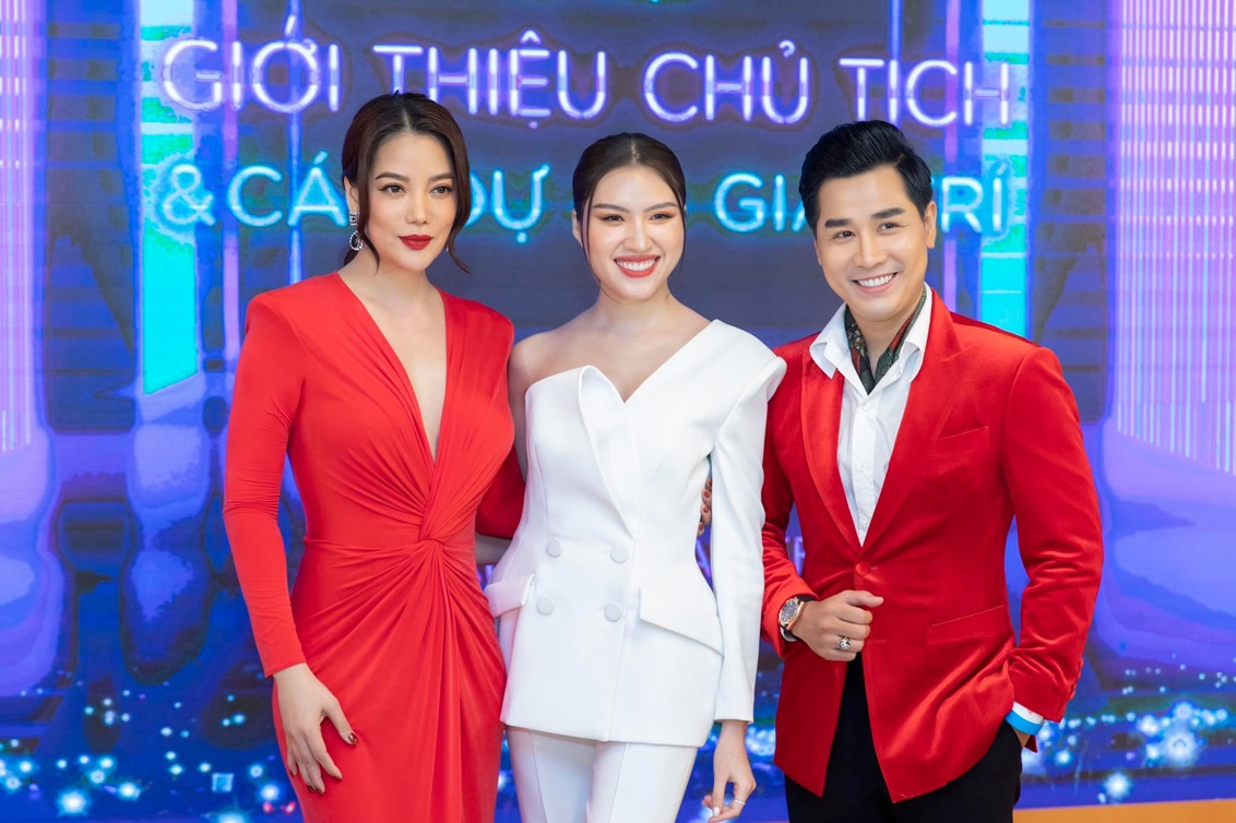 MC Nguy&ecirc;n Khang diện trang phục Mon Amie Veston cực lịch l&atilde;m - Ảnh 2.
