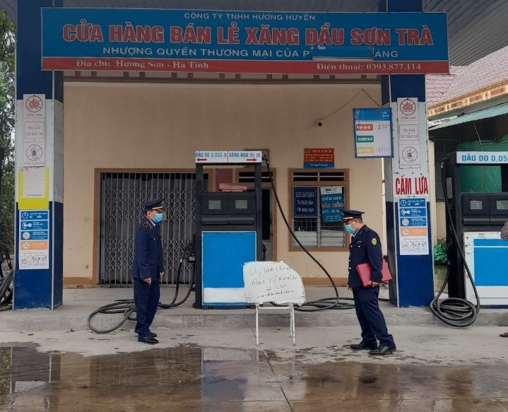 Hà Tĩnh: Phạt 2 cửa hàng kinh doanh xăng dầu vì bất ngờ ngừng bán hàng - Ảnh 1.
